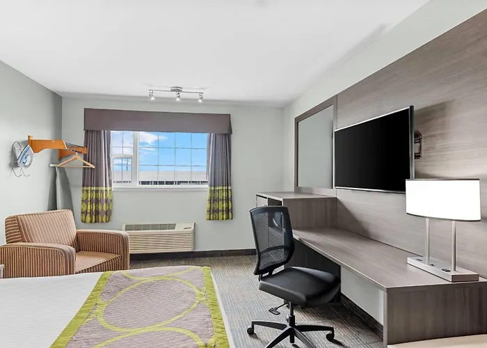 Super 8 By Wyndham Near Airport