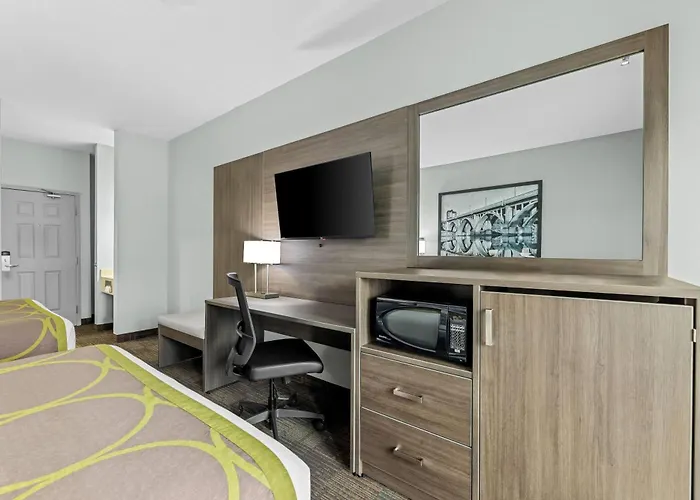 Super 8 By Wyndham Near Airport