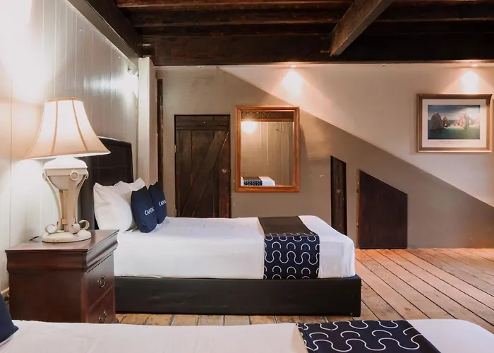 Capital O Hotel Villa Azura