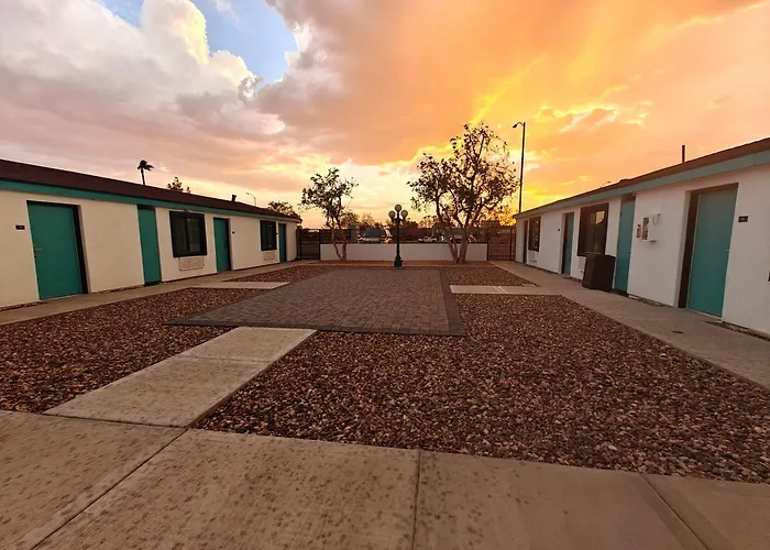 Casa Blanca Inn And Suites