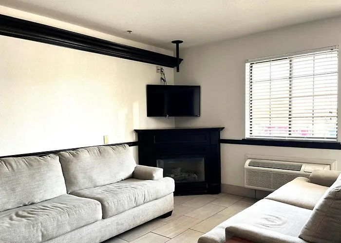 Super 8 By Wyndham Madison In