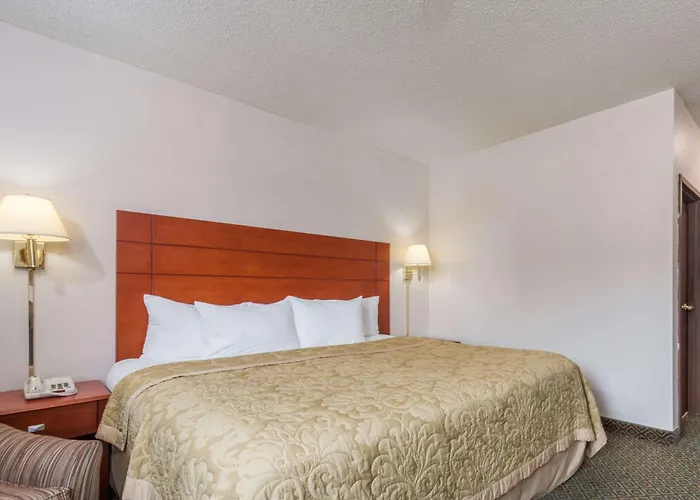 Super 8 By Wyndham St Charles