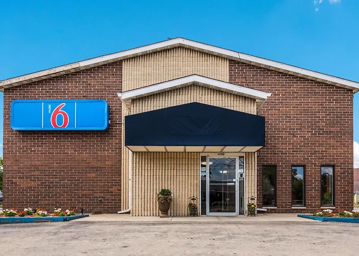 Motel 6-, Wi - East