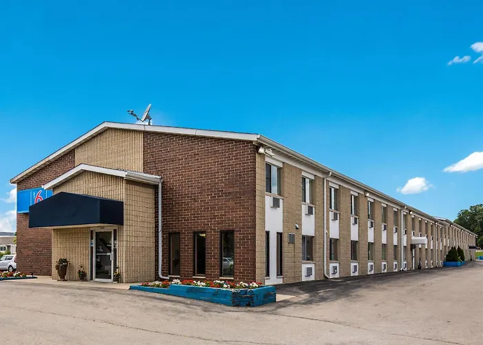 Motel 6-, Wi - East