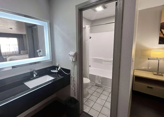 Days Inn & Suites By Wyndham - First Monday Trade Days