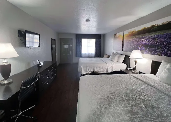 Days Inn & Suites By Wyndham - First Monday Trade Days