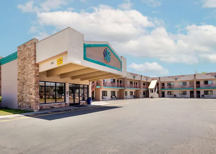 Turquoise Inn & Suites