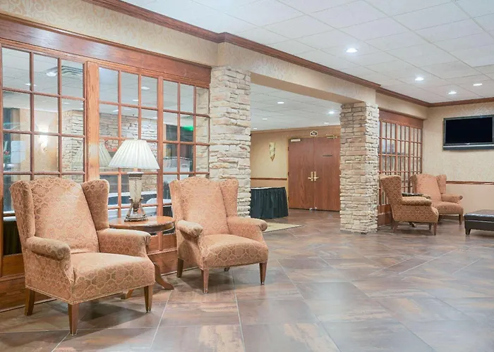 Ramada By Wyndham Plymouth Hotel & Conference Center