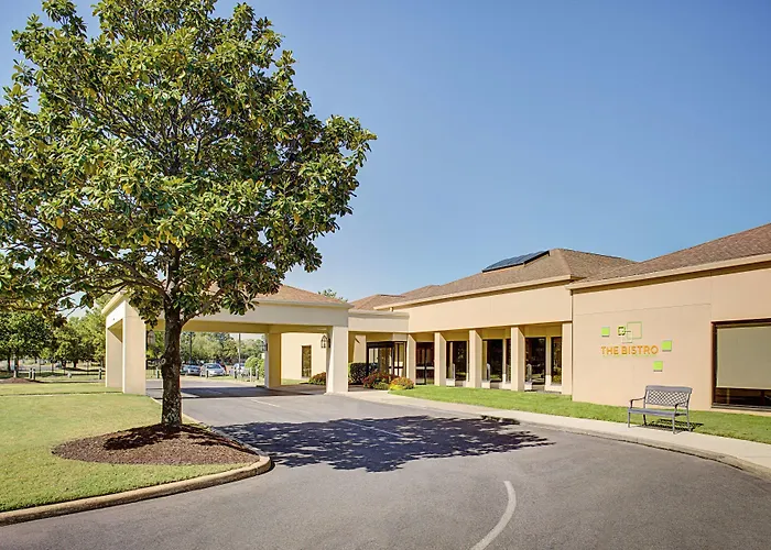 Courtyard By Marriott Airport