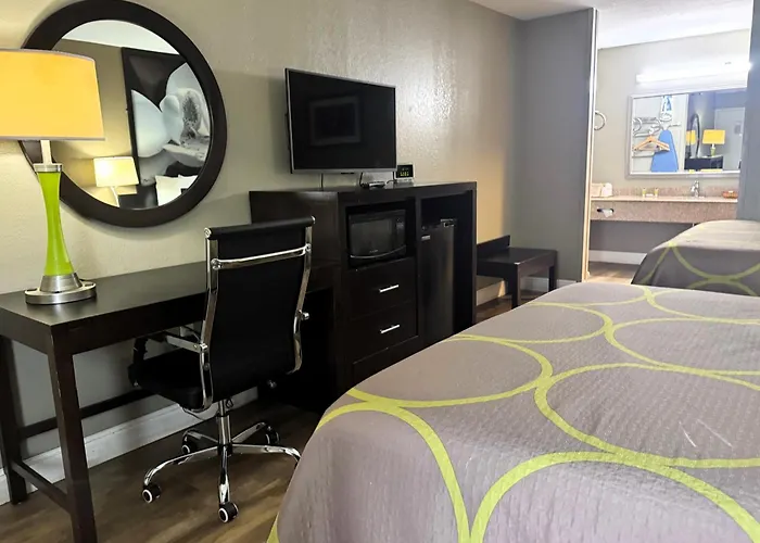 Super 8 By Wyndham Tupelo Airport