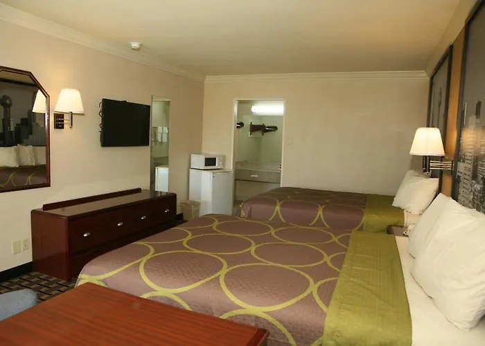 Super 8 By Wyndham Tyler Tx