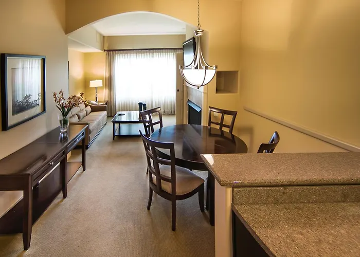 Lodge Of Four Seasons Golf Resort, Marina & Spa