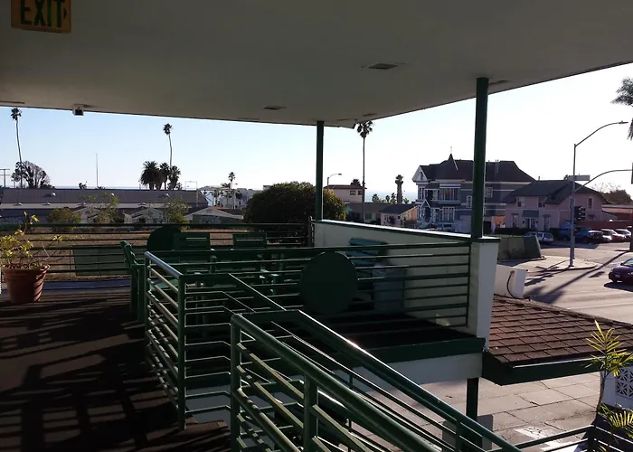 Travelers Beach Inn
