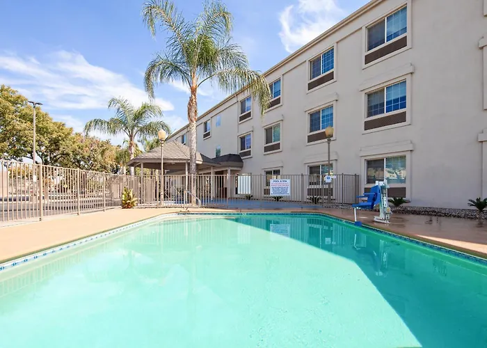 Holiday Inn Express & Suites - Tulare By Ihg
