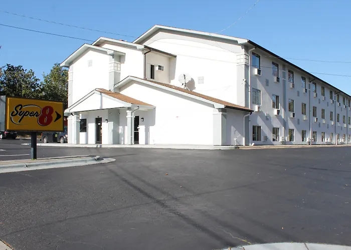Super 8 By Wyndham Greensboro/Coliseum/Conv.