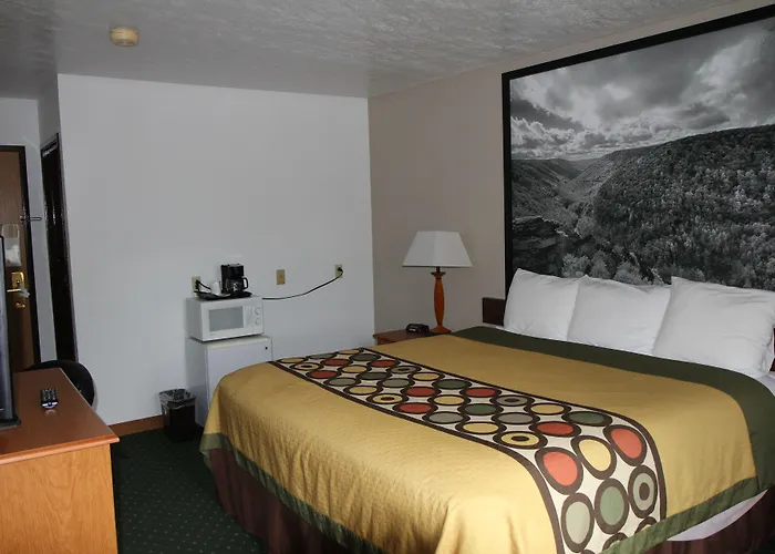 Super 8 By Wyndham Fairmont Hotel