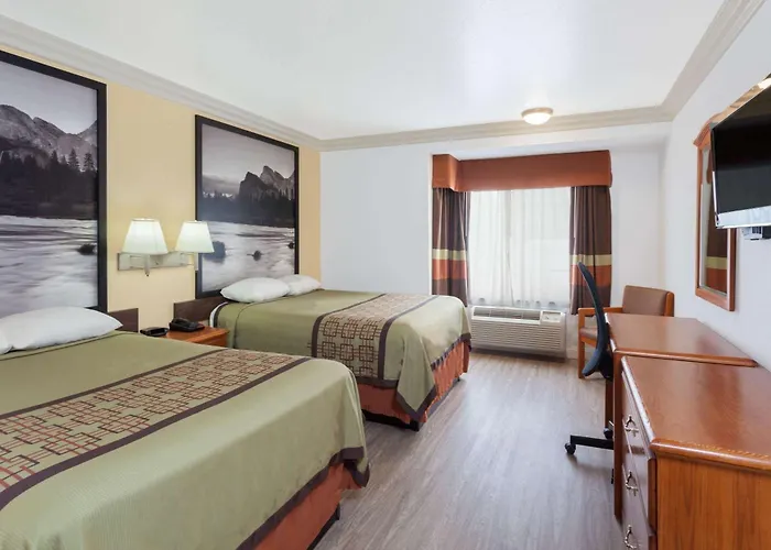 Super 8 By Wyndham Santa Clarita/Valencia