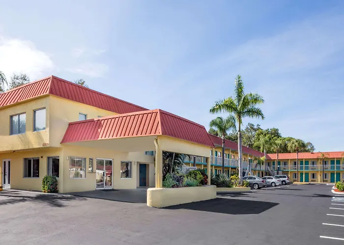 Super 8 By Wyndham Sarasota Near Siesta Key