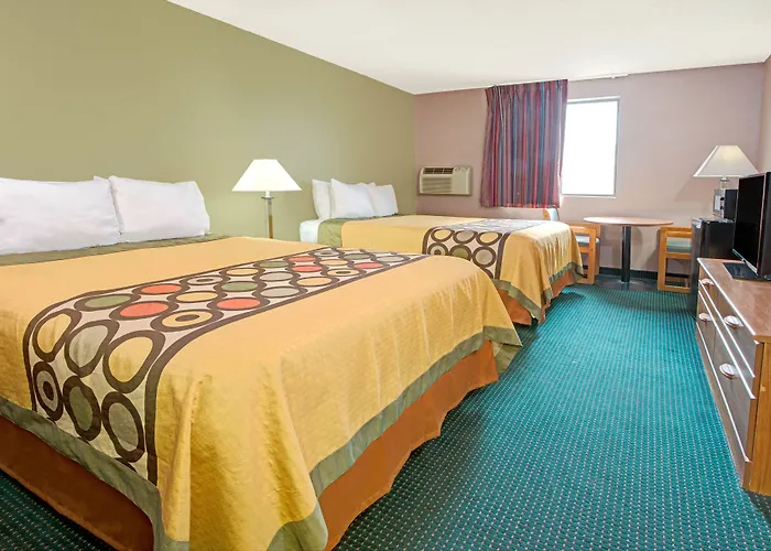 Super 8 By Wyndham Eureka/Six Flags Nearby Hotel