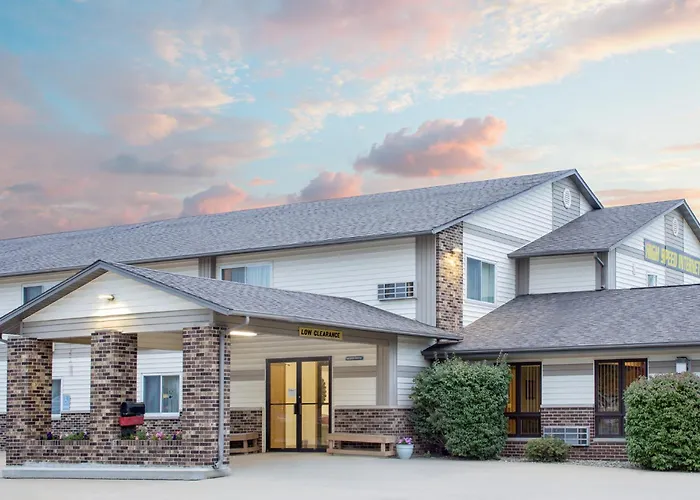 Super 8 By Wyndham Waverly