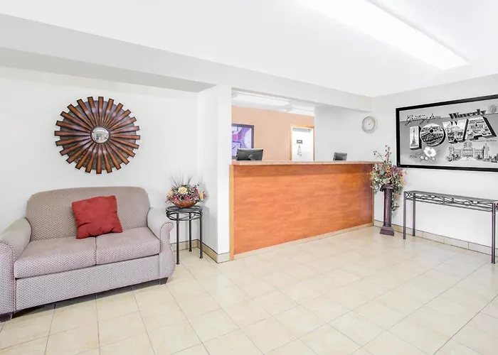 Super 8 By Wyndham Waverly