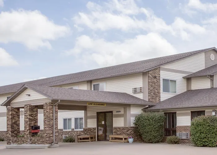 Super 8 By Wyndham Waverly