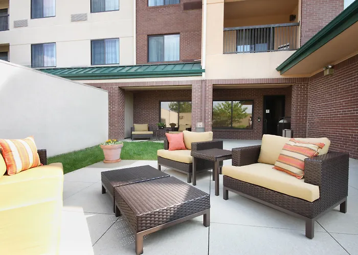 Courtyard By Marriott Chicago
