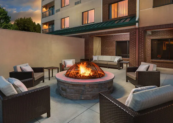 Courtyard By Marriott Chicago