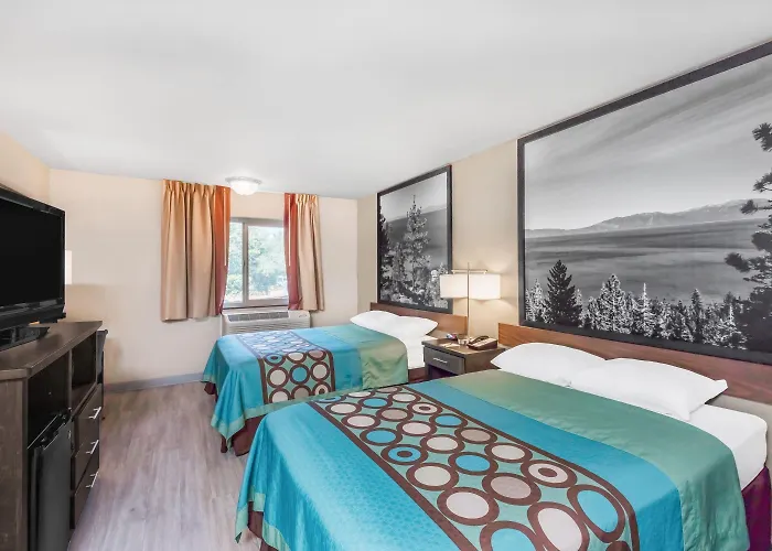 Super 8 By Wyndham Redding Hotel