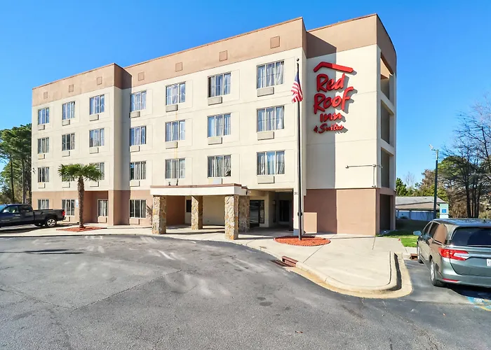 Red Roof Inn & Suites Fayetteville-Fort Bragg