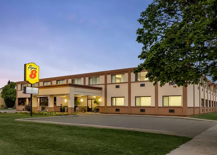 Super 8 By Wyndham Sarnia On Hotel