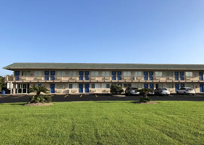 Motel 6-Clute, Tx