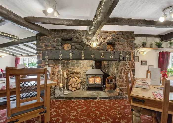 Greyhound Country Inn
