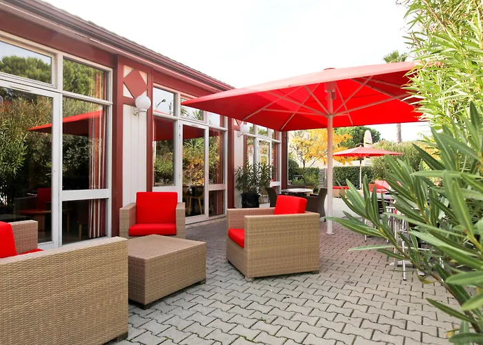 Brit Hotel Confort Nîmes Ouest - A9 sortie 25 - Pdj dès 5h30 - Parking PV - Terrasse&jardin - Pet friendly - Séminaire - Accueil groupe