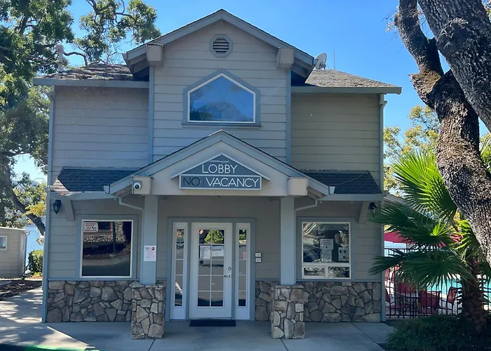 Clear Lake Cottages & Marina