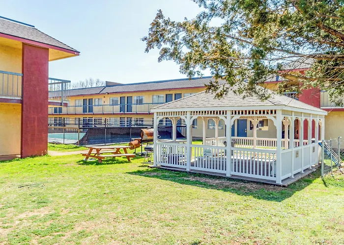 Castle Inn & Suites By Oyo