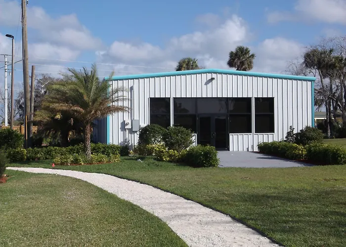 Days Inn & Suites By Wyndham Lake Okeechobee