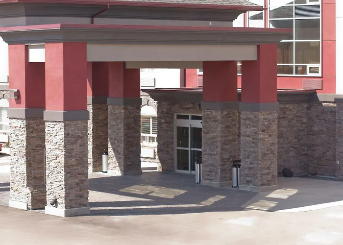 Redwood Inn & Suites