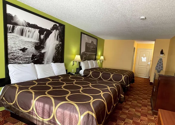 Super 8 By Wyndham Lake Of The Ozarks
