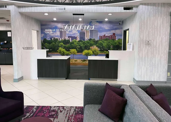 La Quinta Inn & Suites By Wyndham Tulsa Midtown