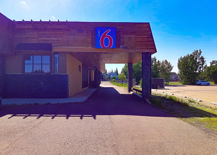Motel 6 Brooks Ab