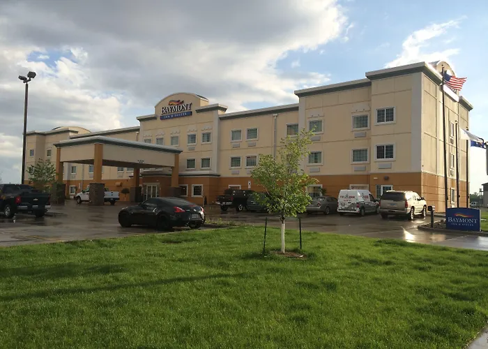 Baymont By Wyndham Minot Hotel