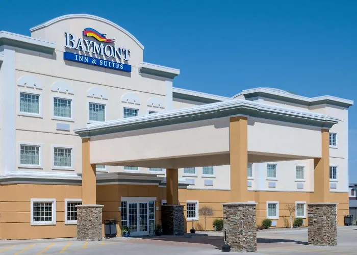 Baymont By Wyndham Minot Hotel