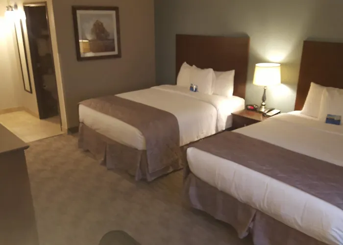 Baymont By Wyndham Minot Hotel