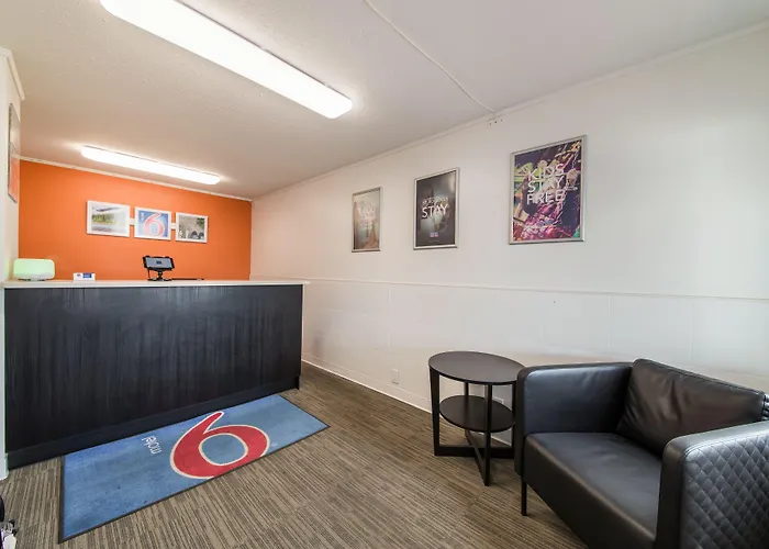 Motel 6-, Bc