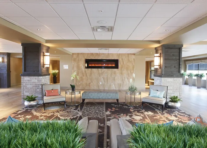 Pomeroy Inn & Suites At College