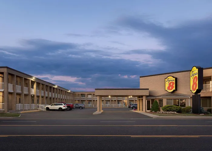Super 8 By Wyndham Windsor/Dougall