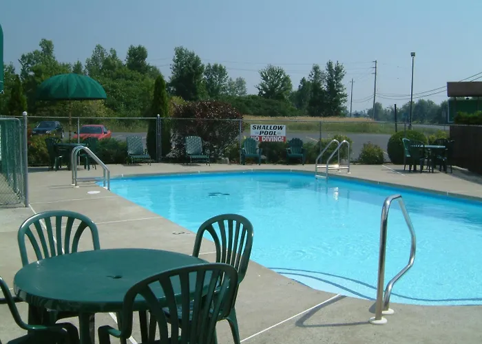 Mcintosh Country Inn & Conference Centre