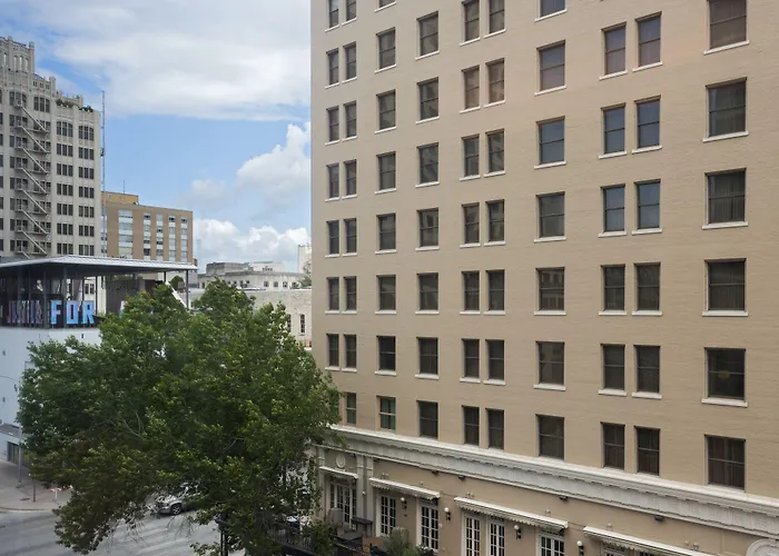 Element Austin Downtown