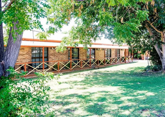 Clermont Country Motor Inn